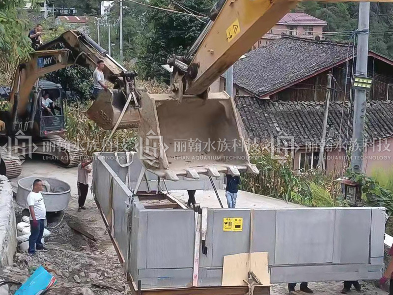 Acrylic glass installation (excavator hoisting)